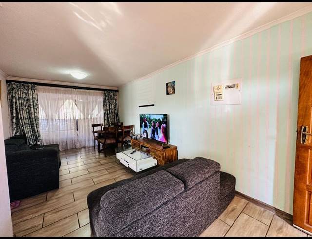 2 BEDROOM TOWNHOUSE FOR SALE IN CASTLEVIEW
